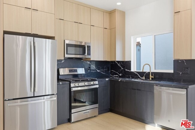 Building Photo - 2837 Redondo Blvd