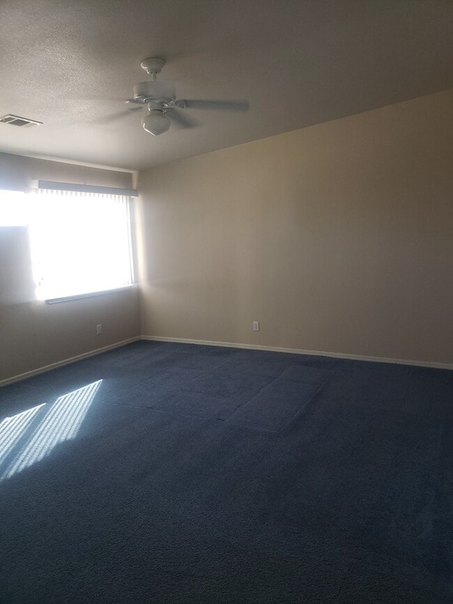 Building Photo - 3 bd 2 bath Golf Course Living