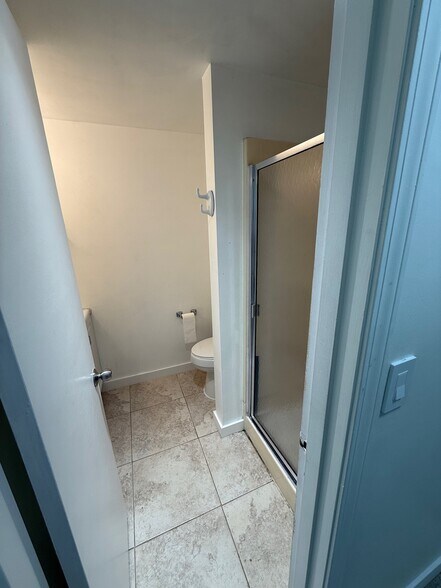 Spacious bathroom with shower - 714 1st St S