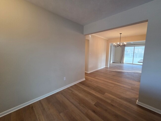 Building Photo - Beautiful 4 bedroom in Forest Hills