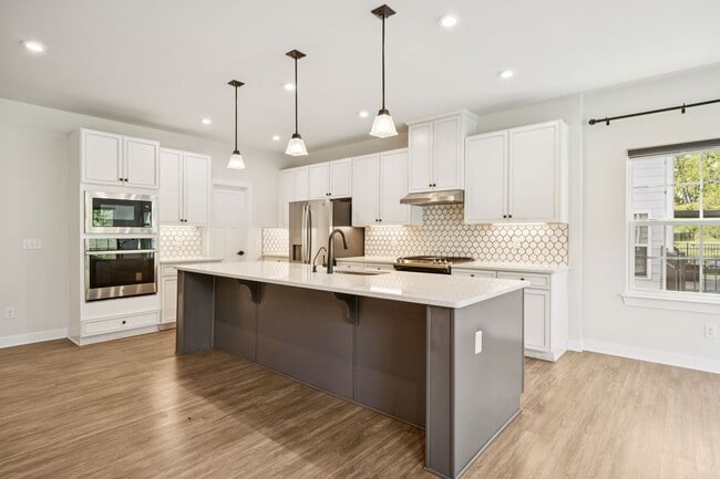 Building Photo - 5BR/3.5BA home offers stylish and function...