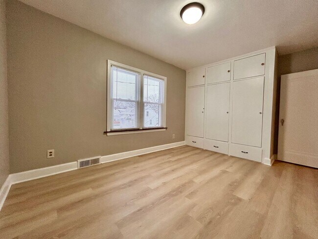 Building Photo - 297 W Larch Ave