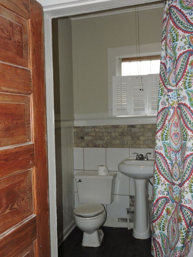 Building Photo - Garden District Cottage with lots of updates