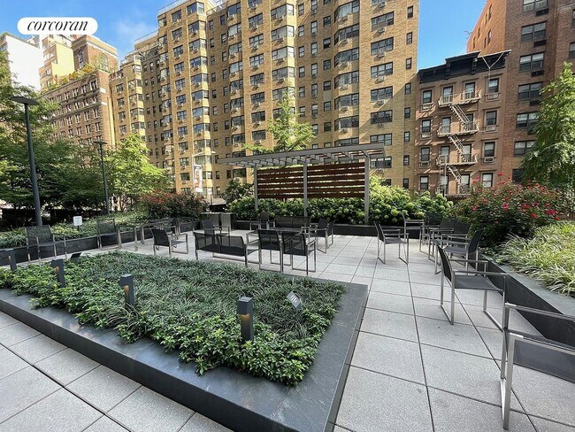 Building Photo - 215 E 68th St