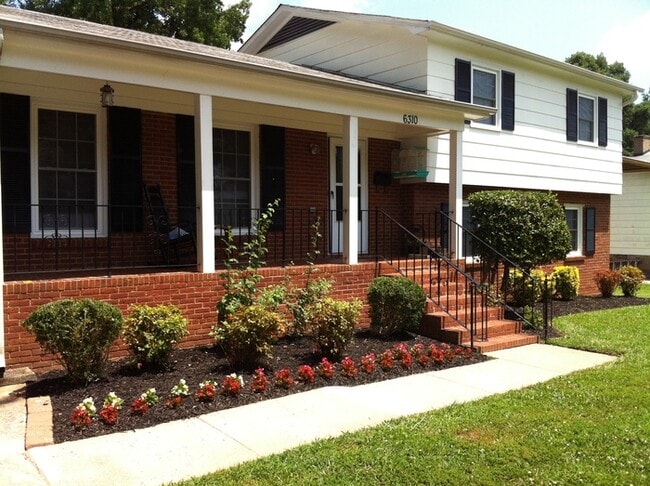 Building Photo - BIG House & BIG Fenced Yard. Plus Master S...