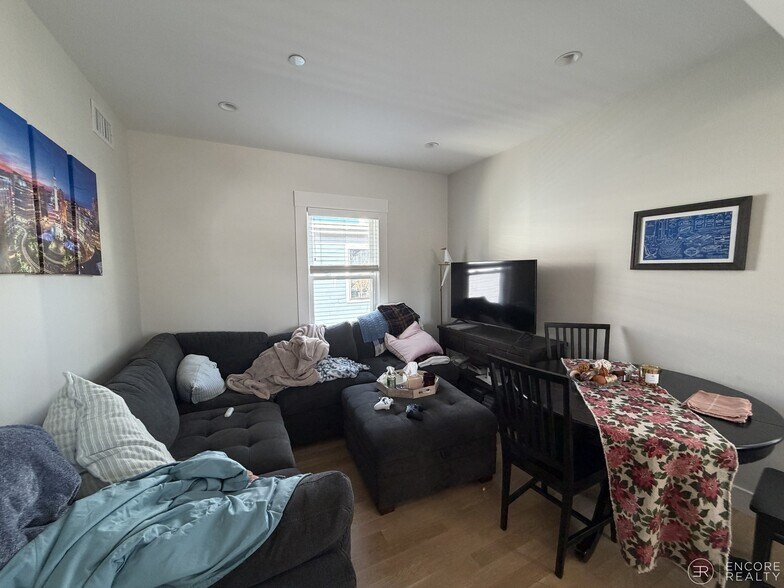 Building Photo - 208-210 Banks St. Unit 3