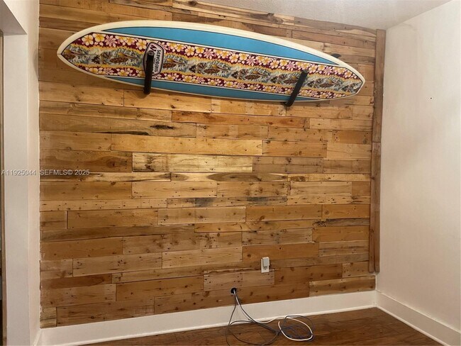 Building Photo - 705 E 9th Ct