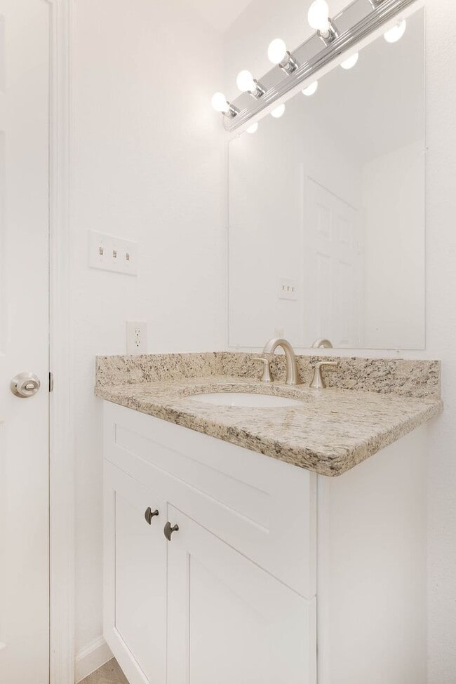 Building Photo - Leon Valley~Spacious 2 Bedroom~Updated Kitchen with Stainless Steel Appliances~2 Car Garage~Backyard