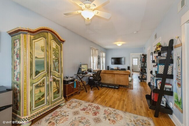 Building Photo - 1257 N Greenview Ave