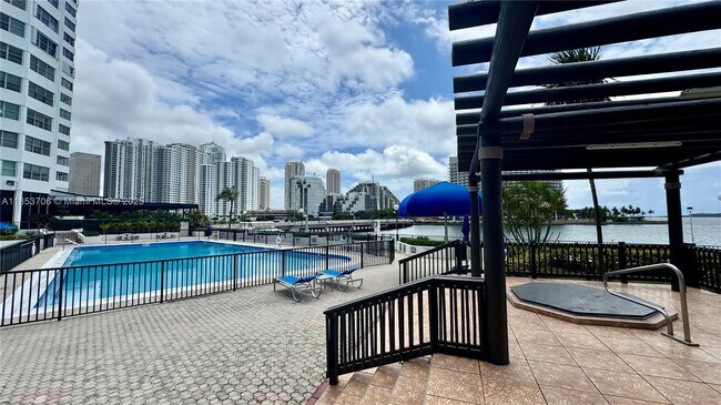 Building Photo - 905 Brickell Bay Dr