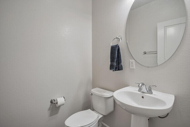 Building Photo - 1658 Glenmore Dr