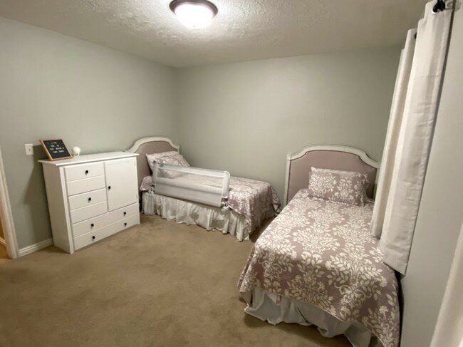 Building Photo - 879 Capital Ave