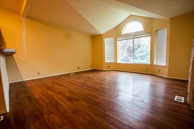 Building Photo - 4040 Summitview Dr