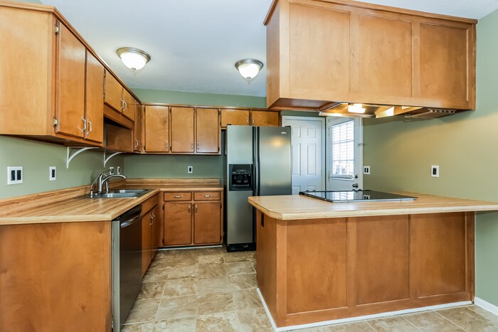 Building Photo - 737 Stone Hedge Dr