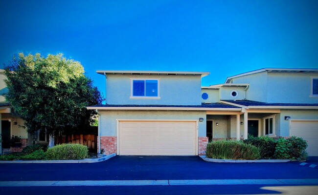 Building Photo - Beautiful Townhouse w/Laundry, Yard, Accep...