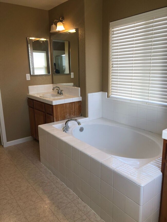 Building Photo - Huge 4 Bedroom + Loft 3 Bath Home for Rent!