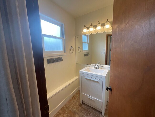 Building Photo - 3 Bed, 2 Bath Home with 2- Car Garage/Shop...