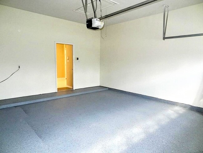 Building Photo - 10114 Crescent Bluff Ln