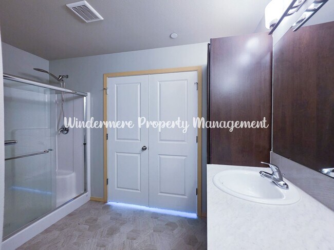 Building Photo - Bright and charming 3 bed townhome in Pinn...