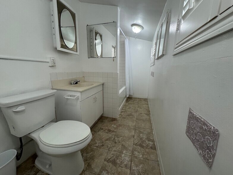 Building Photo - 1430 W 25th St