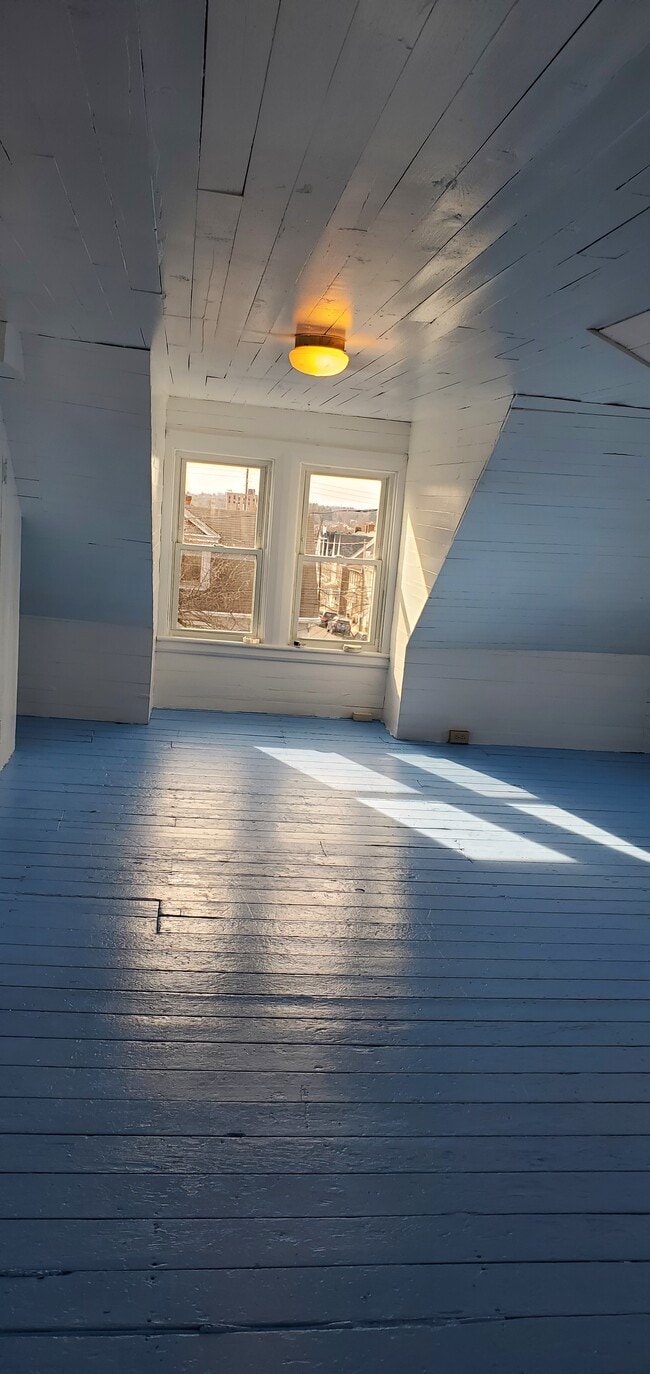 Building Photo - 720 High St