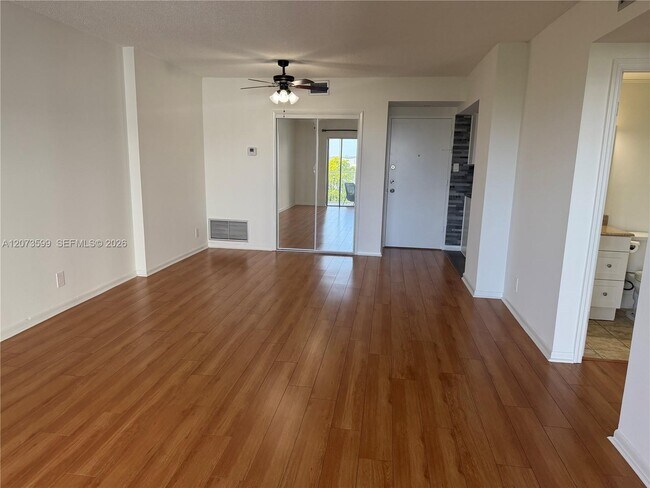 Building Photo - 4200 Hillcrest Dr