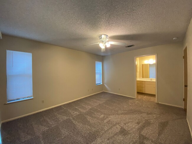 Building Photo - 2/2 Apartment on The Hill! Minutes from La...