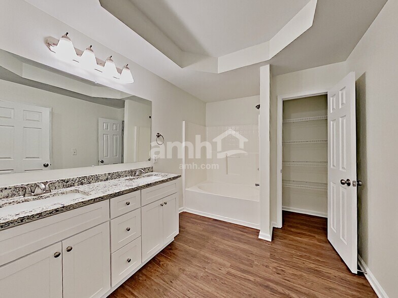 Building Photo - 204 Bates Ct