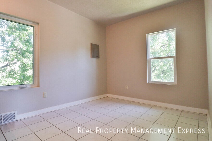 Building Photo - Great Upper level 1 Bedroom Apartment