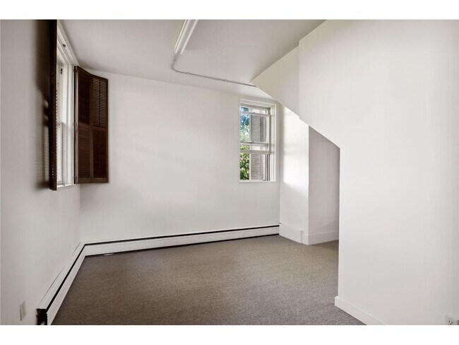 Building Photo - 1720 Mt Curve Ave