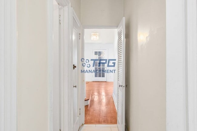 Building Photo - 121 Bentley Ave