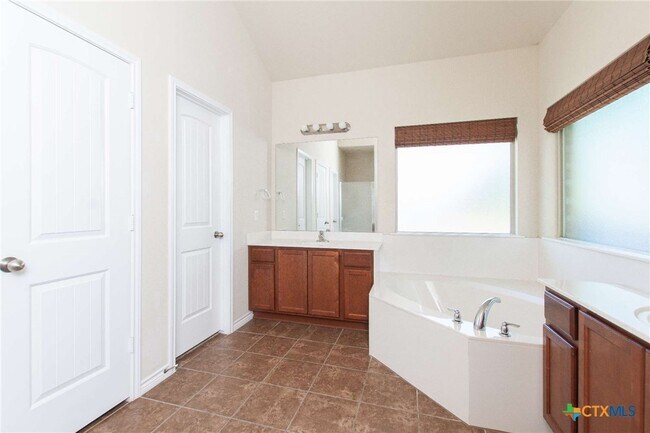 Building Photo - 3302 Vineyard Trail
