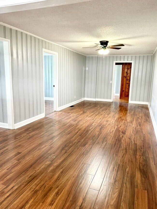 Building Photo - Move in ready! Fully Renovated with attent...