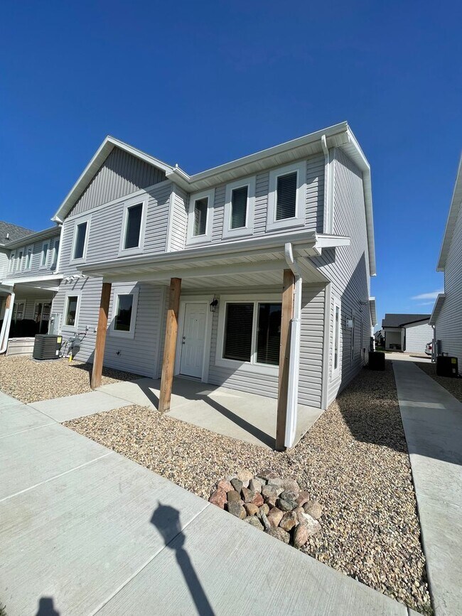 Building Photo - Beautiful 3 Bedroom Townhome in South Bismarck!