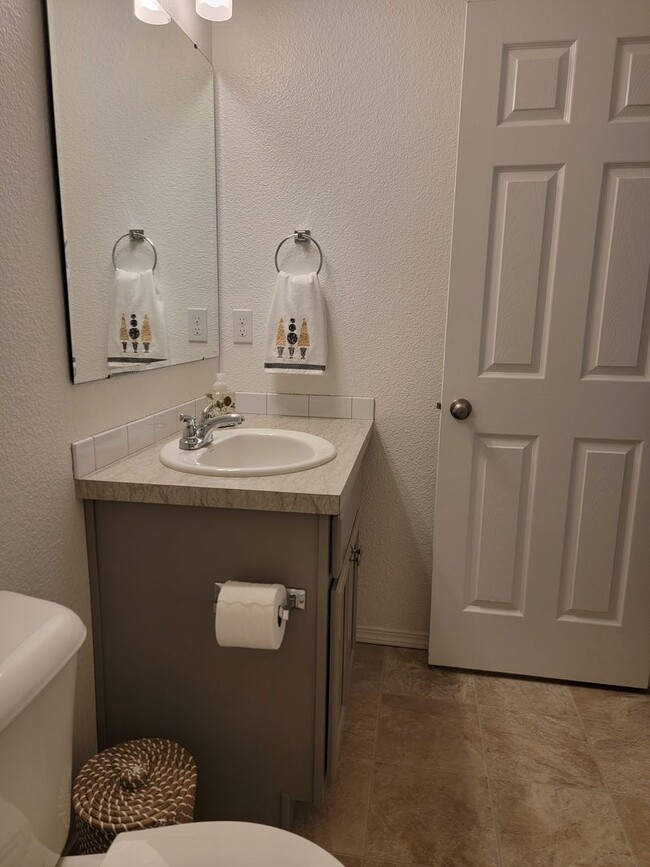 Building Photo - Available July 15th - Newer Home for Rent ...