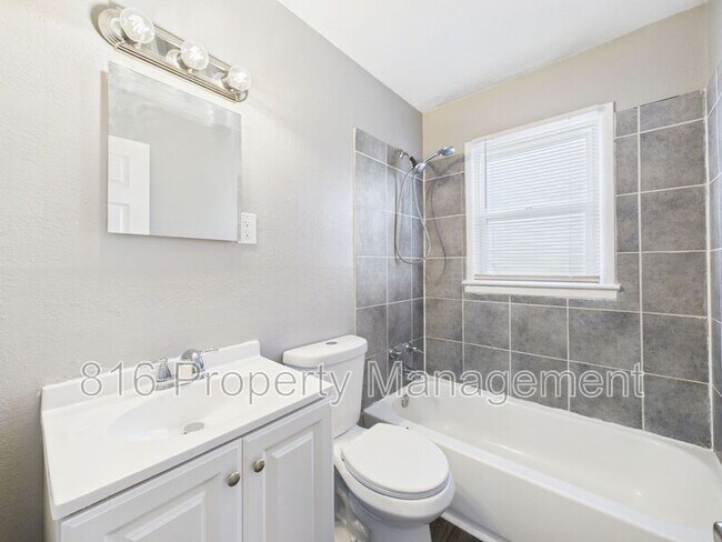 Building Photo - 721 N Rogers St