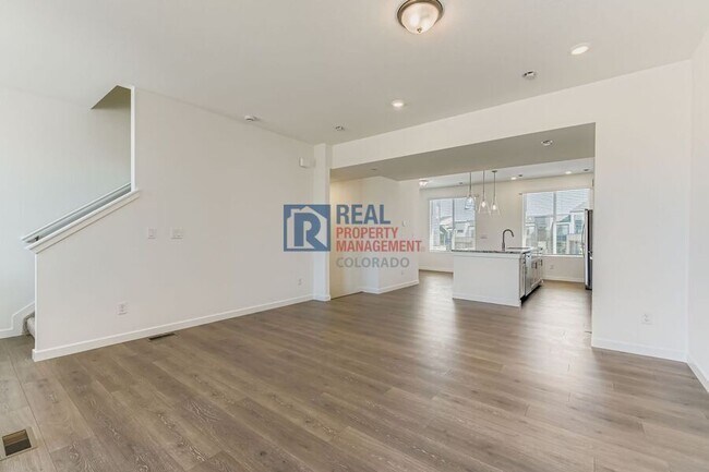 Building Photo - 1747 Peak Lp