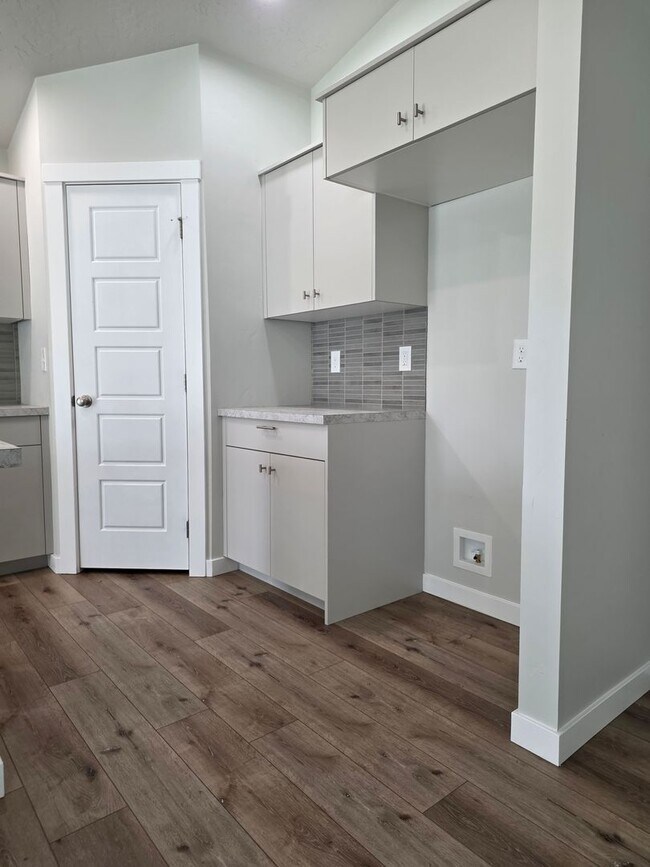 Building Photo - Like new 4 Bedroom Home