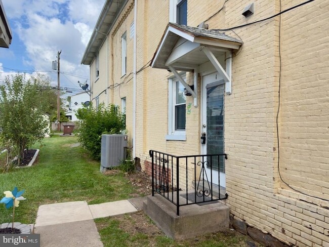 Building Photo - 104 S Front St