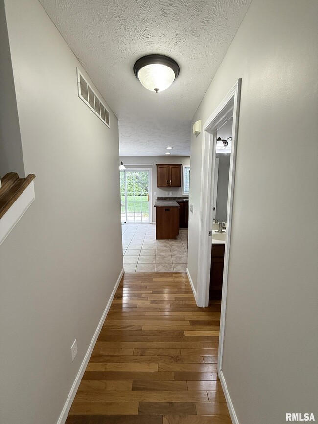 Building Photo - 2119 W Miners Dr