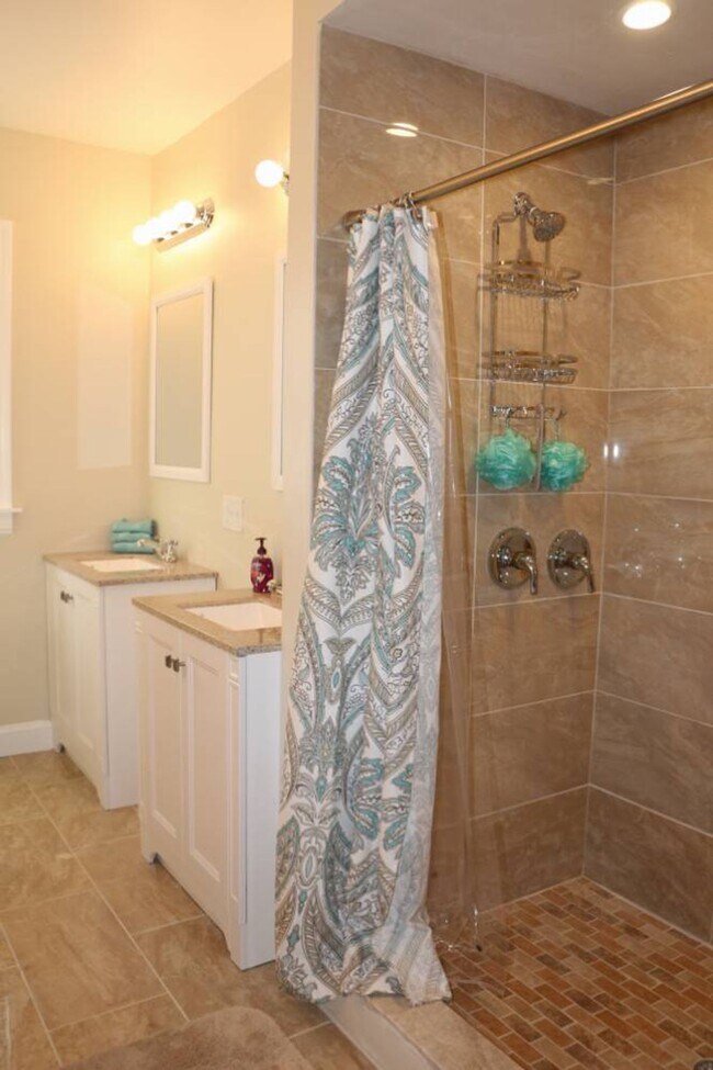 Building Photo - Renovated double parlor 3 bedroom unit walking distance from Providence College (AVAILABLE 6/1/2026)