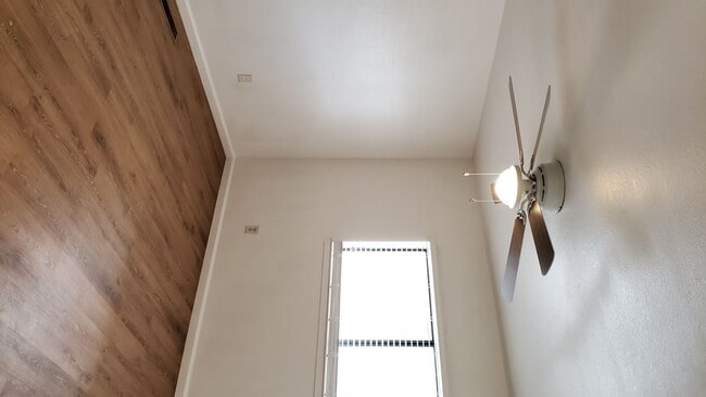 Building Photo - 2 bedroom 2 bath with a garage