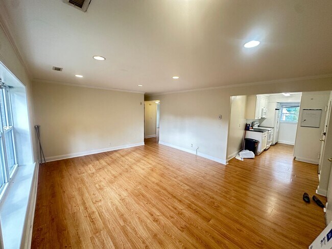 Building Photo - 3Br/2Bth in Oak Sq. Great for a roommates. 3 parking included,  laundry IN UNIT!