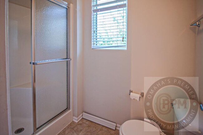 Building Photo - Beautiful and Spacious 4 Bedroom 2.5 Bathr...