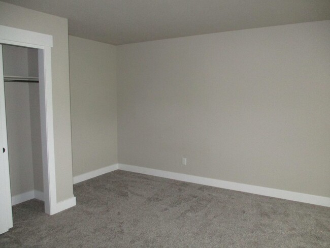 Building Photo - Beautiful 3 Bedroom, 2.5 Bath 2 Story Town...