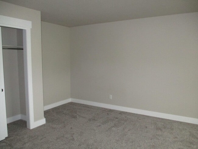 Building Photo - Beautiful, Dog Friendly - 3 Bedroom, 2.5 B...