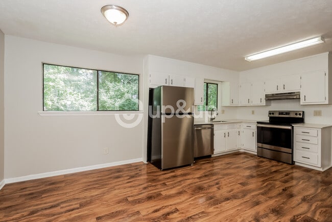 Building Photo - Fantastic 3bd/2ba home! Coming soon!