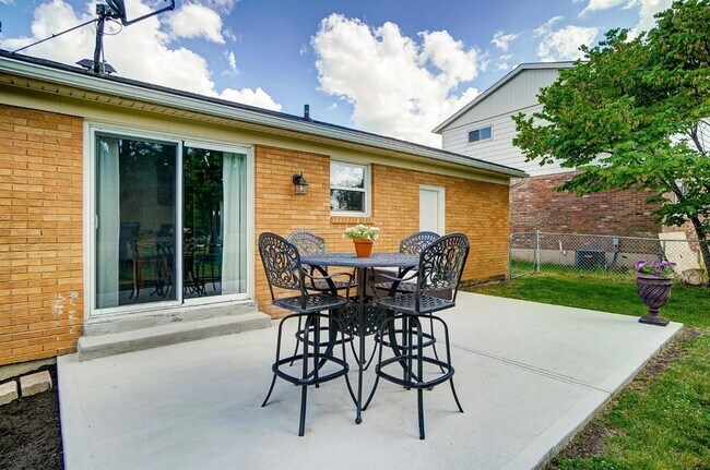 Building Photo - 1599 Yellowglen Dr