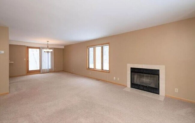 Building Photo - Spacious Minnetonka  2-BR Townhome