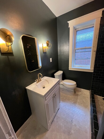 Main Bathroom - 5818 De Giverville Ave